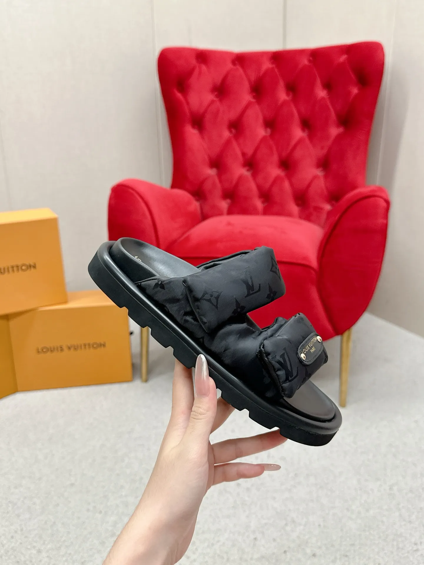 P340 yuan LV Louis Vuitton Full of high-end feel! A popular model among bloggers at home and abroad, it’s retro and fashionable, and looks stunning on your feet! Mainly recommended model on the official website★ ━━━━━ ЅᏇєєt ━━━━━ ▪️Upper: original calfskin ➕5D printing process ▪️Inner: imported mixed sheepskin ▪️Outsole: original molded foam outsole ▪️Size: Female 35-40 Men's 39-44 (women's 41 men's 45)